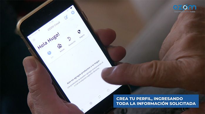 Una persona muestra la aplicación Ozom 2.0 abierta en su celular