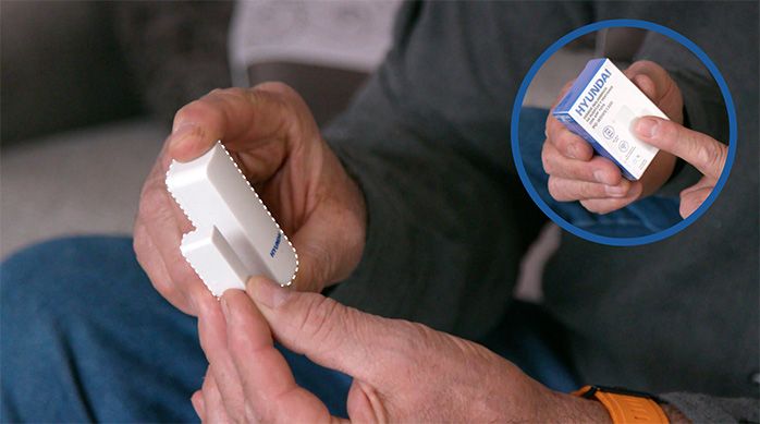 Una persona sostiene el sensor de puerta huyndai