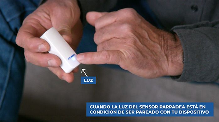Una persona indica con su dedo la luz del sensor de puerta hyundai