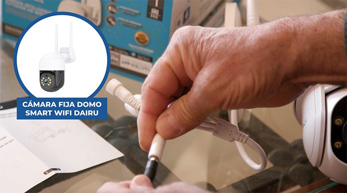 Una persona conecta la cámara fija domo smart wifi dairu