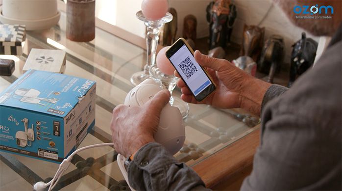 Una persona enfrenta el celular y la cámara dairu para que lea el código QR