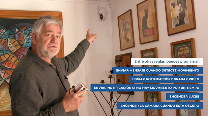 Una persona muestra la cámara de seguridad dairu instalada en una esquina de la habitación
