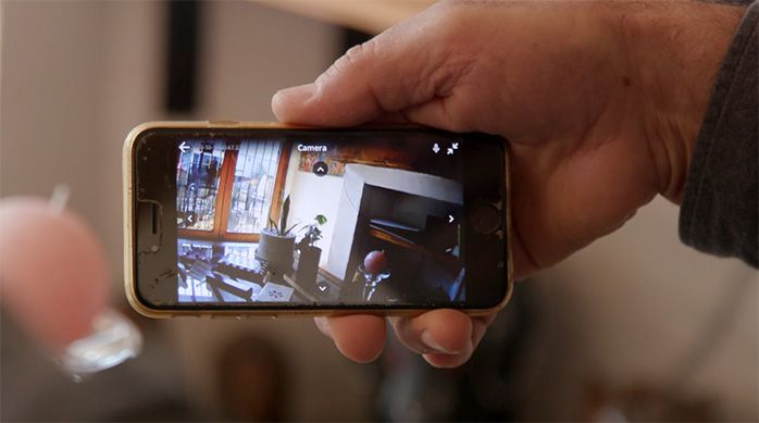 Una persona muestra el streaming de video desde la cámara a su celular