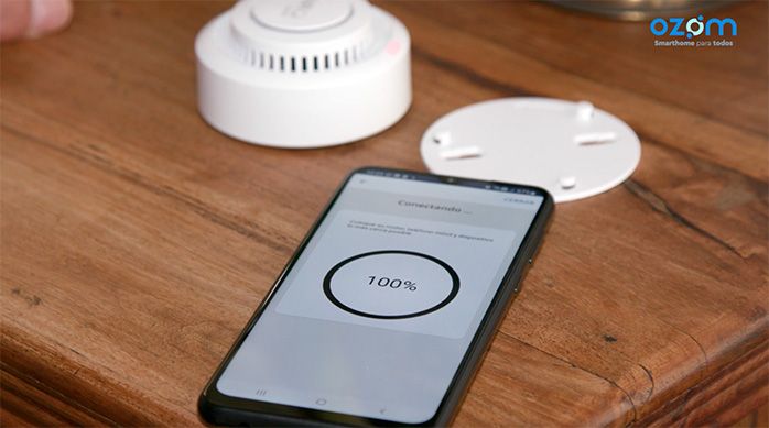 Se ve el celular sincronizando con el detector de humo