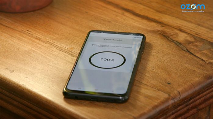 Se ve un celular sincronizando con la ampolleta smart