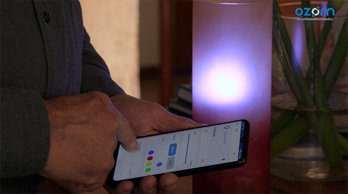 Una persona muestra cómo cambiar los colores de la ampolleta smart desde el smartphone