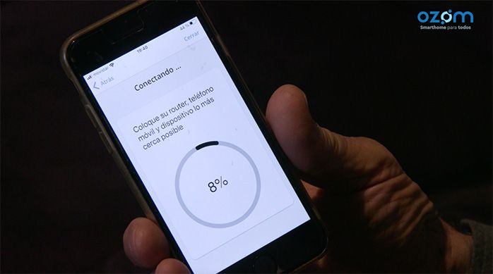 Se ve el celular sincronizando con el enchufe smart