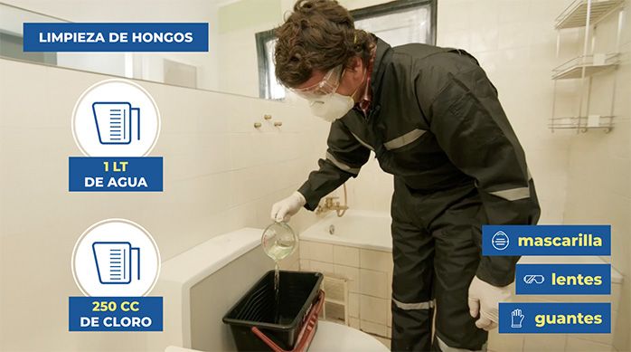 Una persona hace una mezcla de agua y cloro para eliminar hongos en un baño