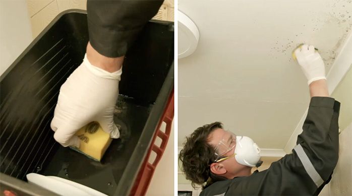 Una persona limpia el cielo de un baño moderno con una esponja y cloro