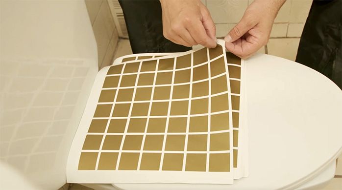 Una persona saca un adhesivo para cerámicas