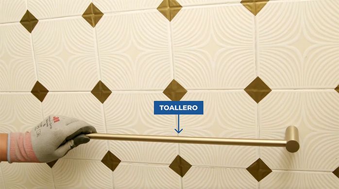 Toallero dorado para el baño