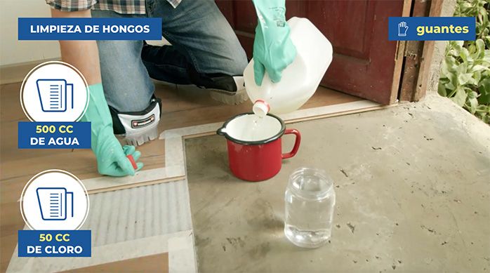 Una persona hace una mezcla de agua y cloro para eliminar los hongos del radier