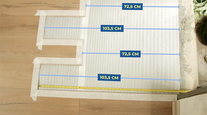 Se ve la zona sin tablas con las medidas de los cortes de piso laminado que son necesarios para cubrirla