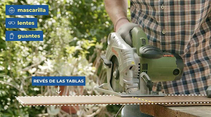 Una persona corta con una sierra circular las tablas de piso laminado
