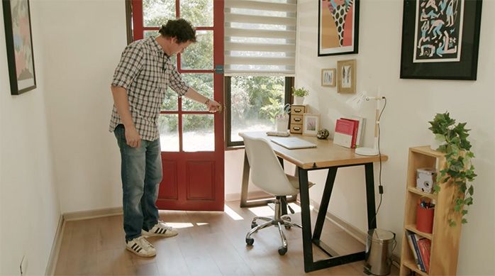 Se ve el piso laminado dañado por la humedad reparado