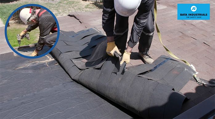 Una persona saca el techo con filtración de agua