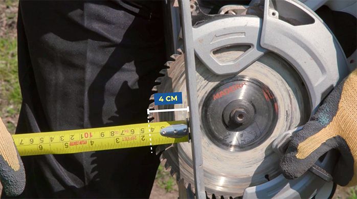 Una persona ajusta una sierra circular a 4 cm de profundidad