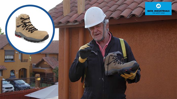 Una persona muestra los zapatos de seguridad de bata indulstrials