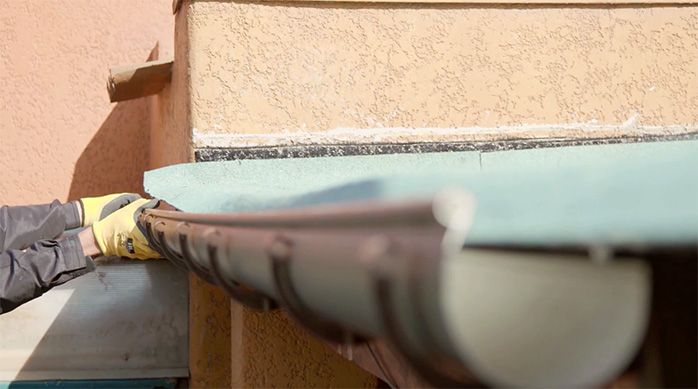 Una persona ubica la canaleta sobre los soportes para canaleta