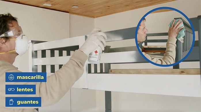 Una persona pinta el camarote con una pintura en spray