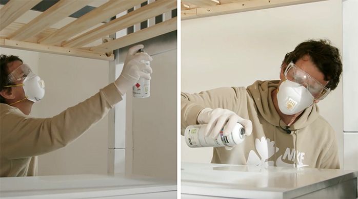Una persona con anteojos de seguridad, mascarilla y guantes aplica la pintura en spray en el camarote