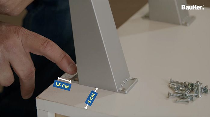 Se ve la pata presentada y las distancias desde los bordes del mueble