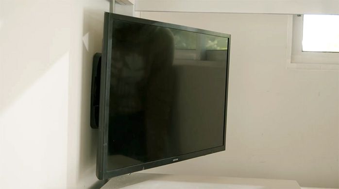 Se ve el monitor instalado en el soporte para monitor