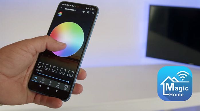 Una persona sostiene un celular en donde se ve una paleta de colores
