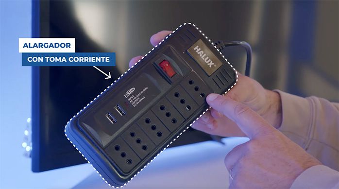 Una persona sostiene un alargador con tomas de corriente