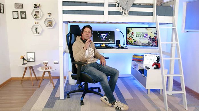 Se ve una persona en el camarote gamer terminado