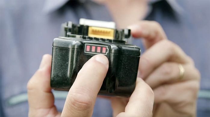 Una persona muestra el nivel de una batería