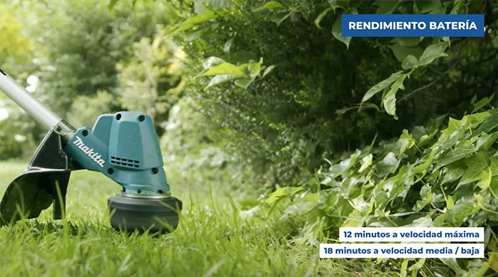Orilladora Makita cortando el pasto en el borde de un jardín.