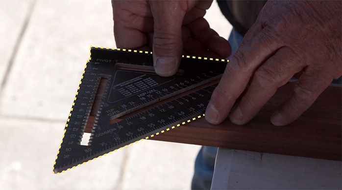 Una persona verifica que el corte de madera tenga un final recto