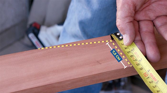 Una persona muestra la marca en la parte superior del palo de madera