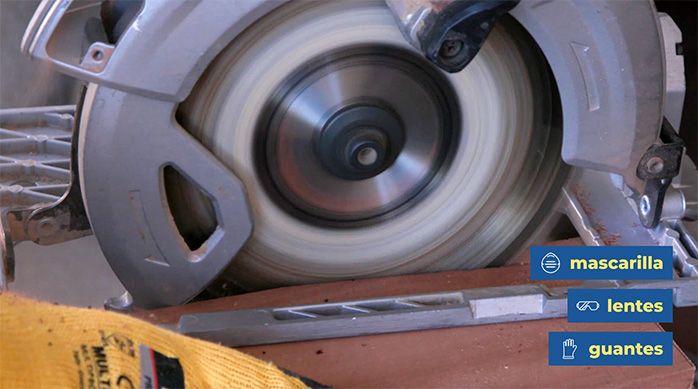 Una persona corta la madera con una sierra circular