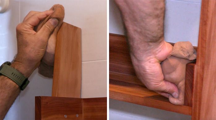 Una persona protege la madera del organizador para baño con aceite de oliva y una muñequera
