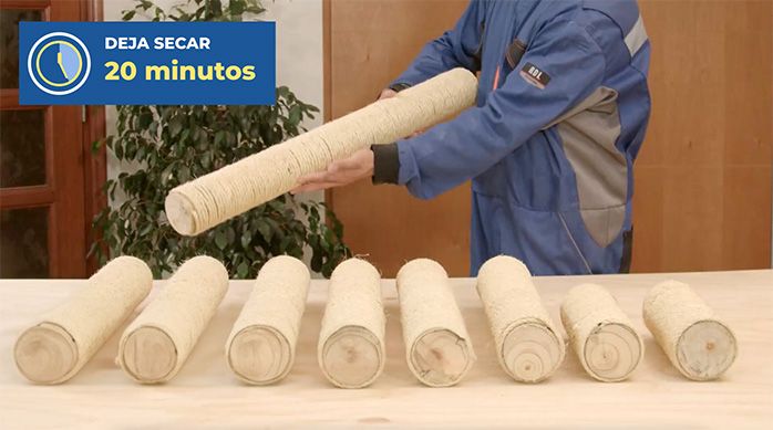Una persona muestra los rolletes con cuerda de yute