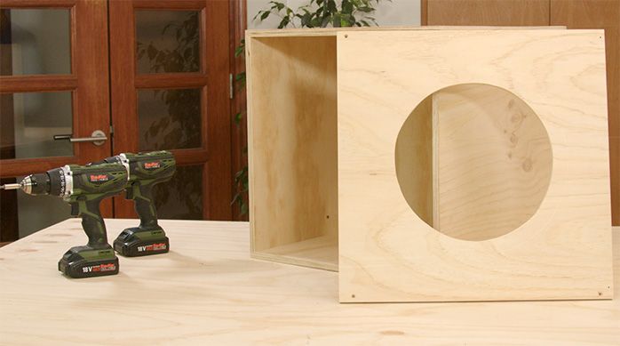 Atornillador Bauker y casa para gatos