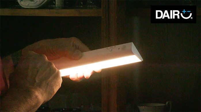 persona sostiene una luminaria led Dairu encendida