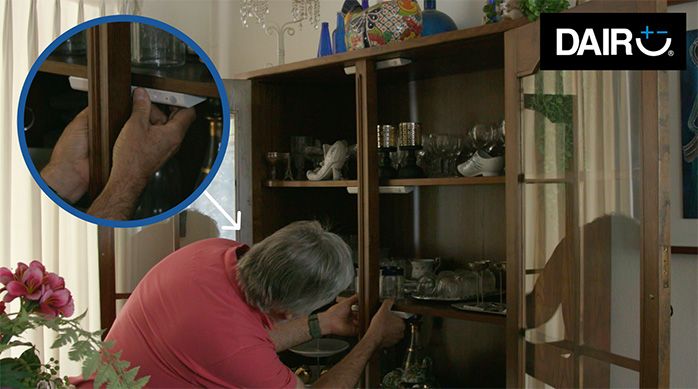 Una persona instala las luces led en la vitrina