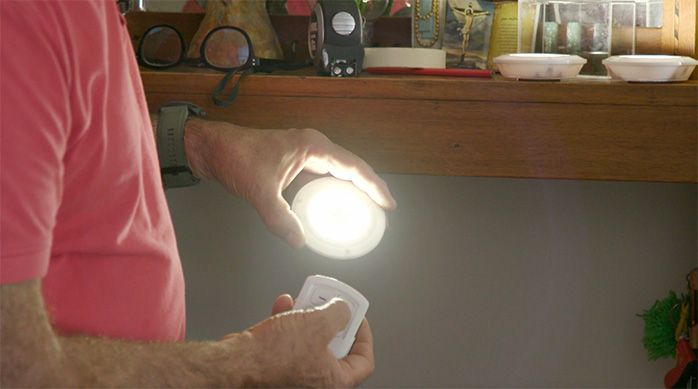 Una persona muestra cómo se enciende la luminaria led de dairu