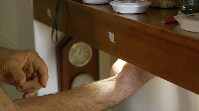 Una persona prueba la luz led de dairu bajo el arrimo de la entrada
