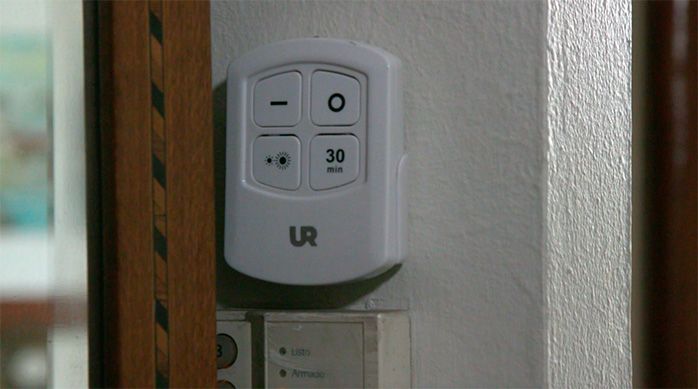 Interruptor de las luces led dairu pegado en la pared