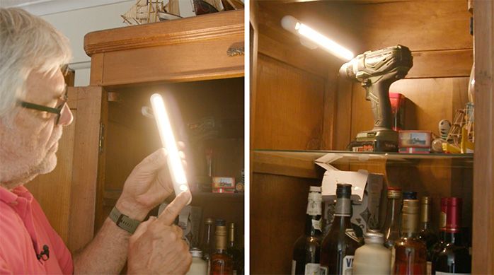 Una persona muestra el funcionamiento de la luz led dairu