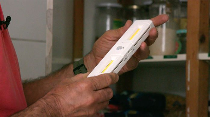 Una persona sostiene un luz led dairu