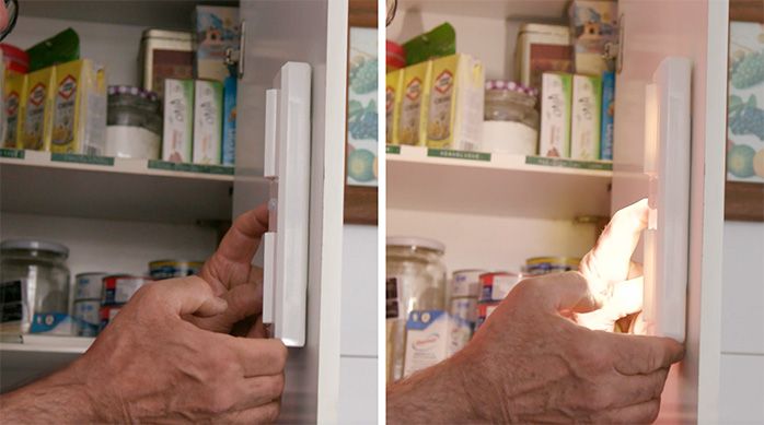 Una persona pega la luz led dairu en la puerta de la despensa de la cocina