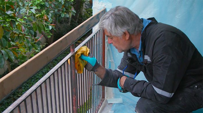 Una persona limpia el polvo con un paño de microfibra húmedo