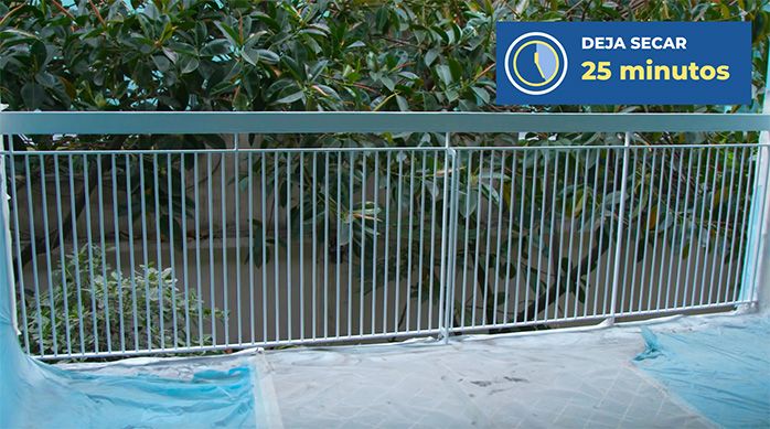 Baranda metálica de terraza pintada con pintura anticorrosiva en spray
