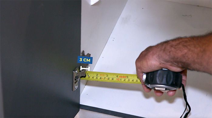 Una persona mide 3 cm desde el borde del mueble