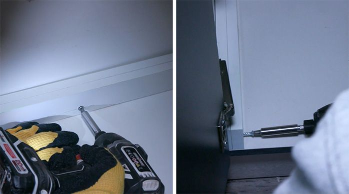 Una persona fija el vertical a la pared del mueble del lavaplatos